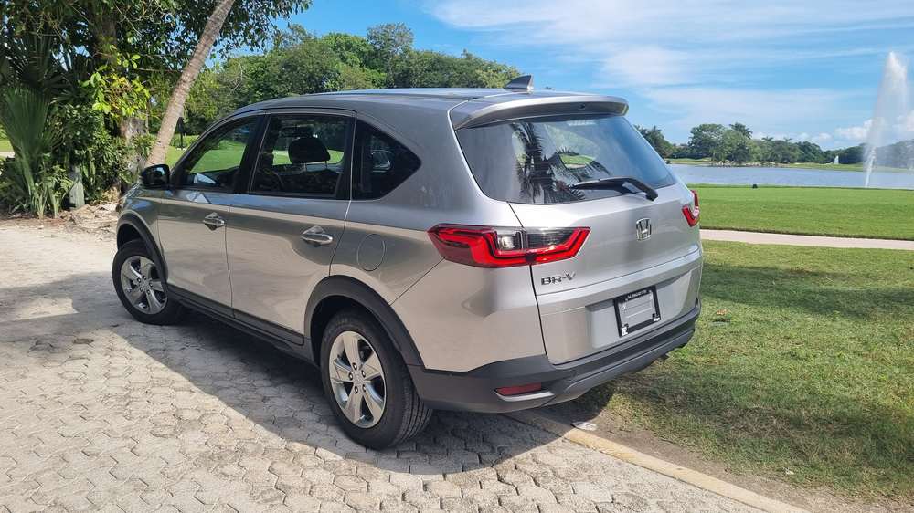 Honda BR-V, rear three-quarter view