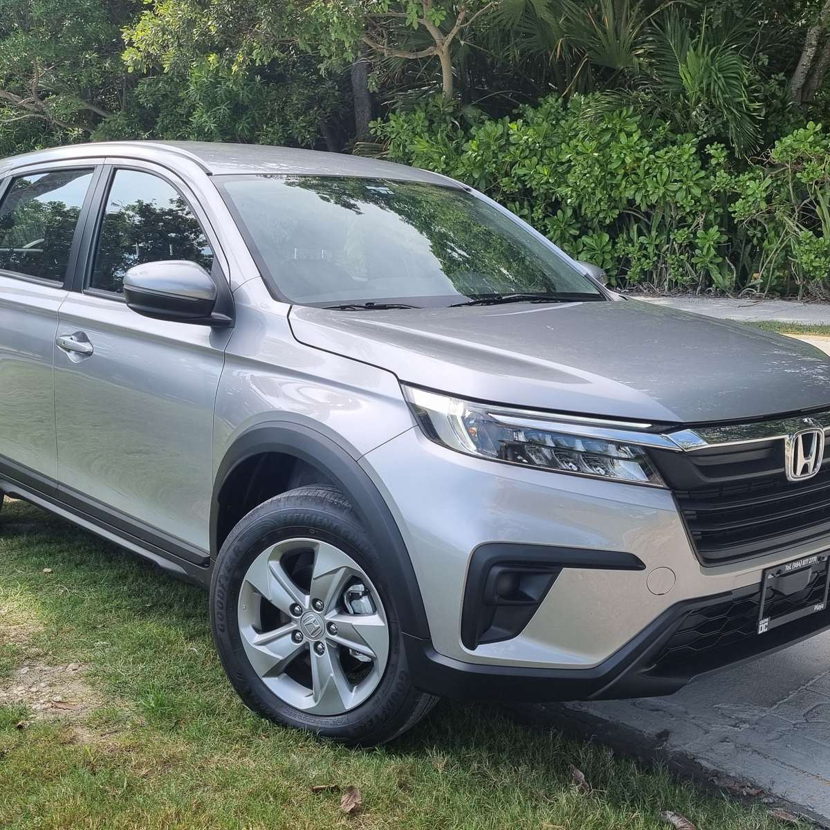 Honda BR-V, front three-quarter view