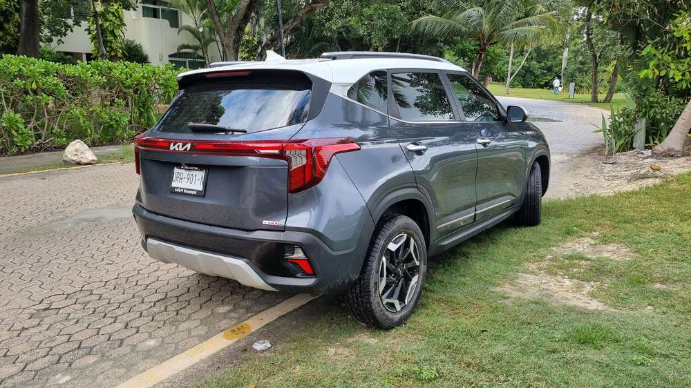 Kia Seltos, rear three-quarter view