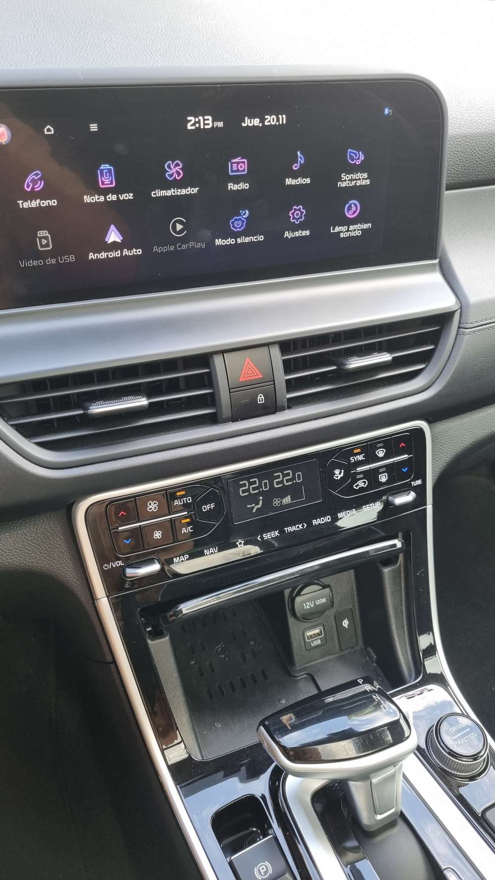 Kia Seltos, centre console and infotainment screen