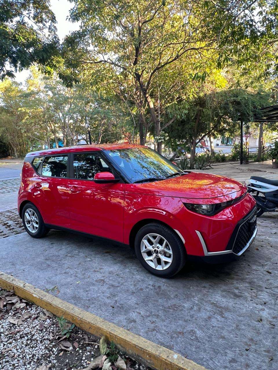 Kia Soul, front three-quarter view from the other side