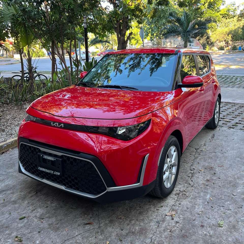 Kia Soul, front three-quarter view