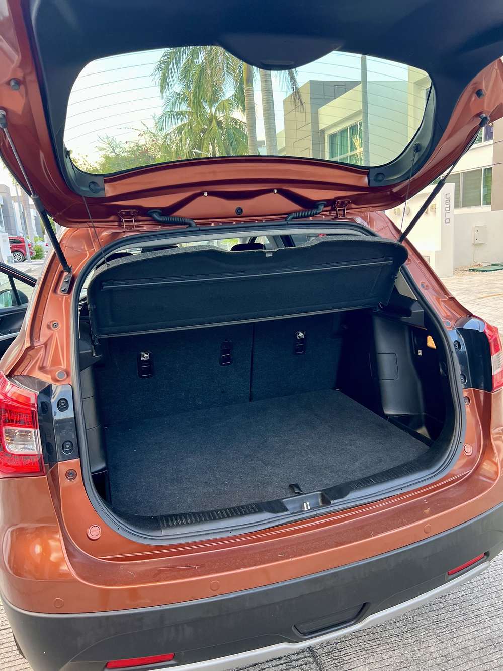 Suzuki S-Cross, open boot