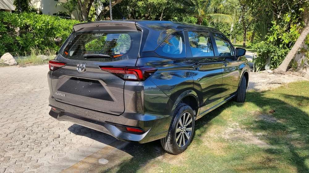 Toyota Avanza, rear three-quarter view