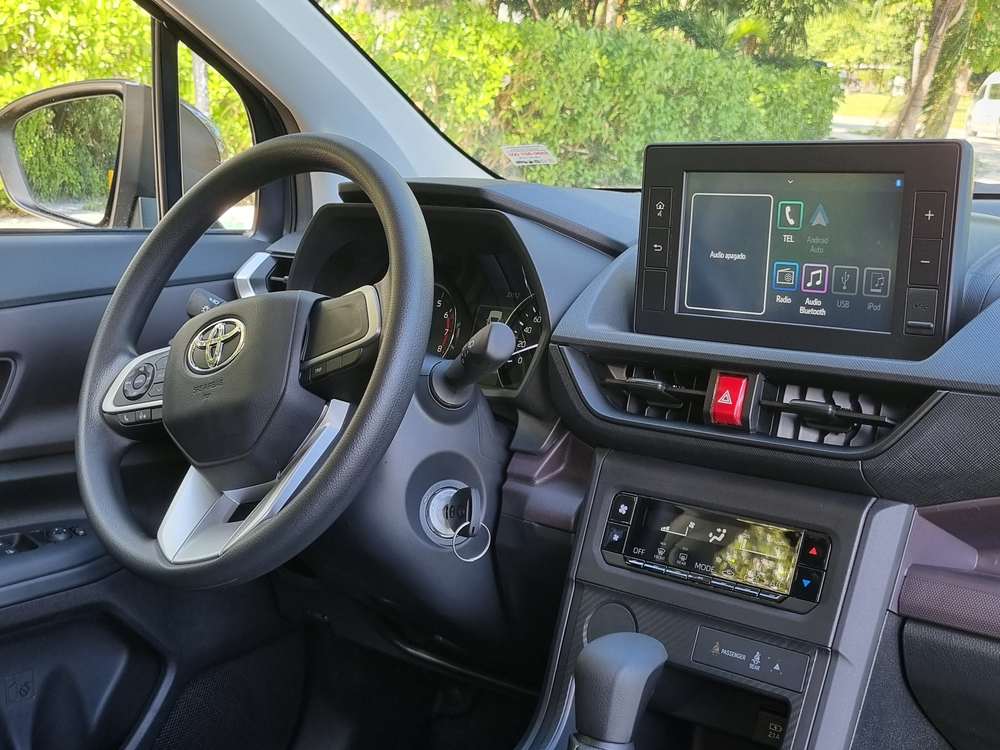 Toyota Avanza interior