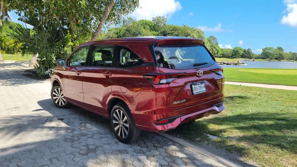 Toyota Avanza, rear three-quarter view