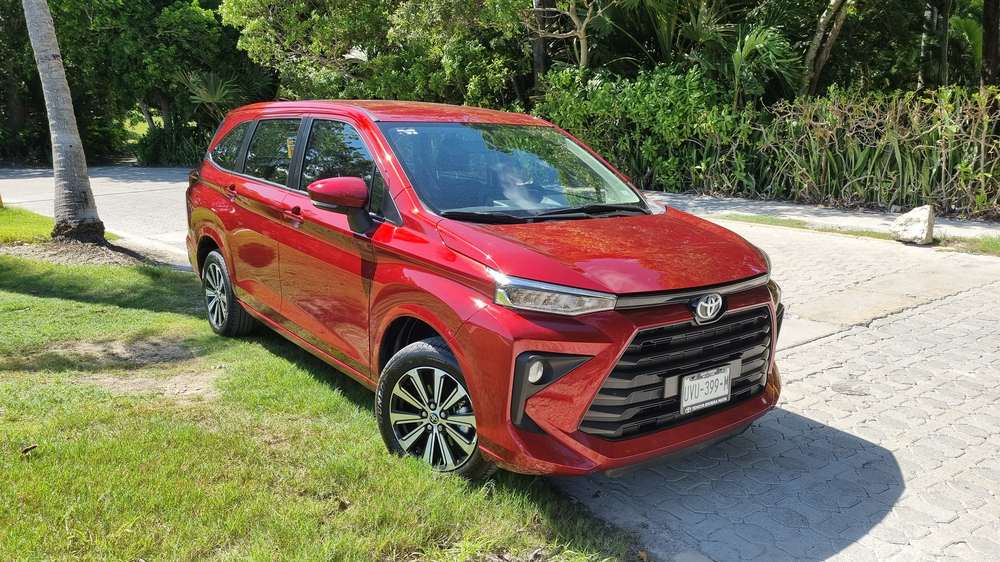 Toyota Avanza, front three-quarter view from the other side