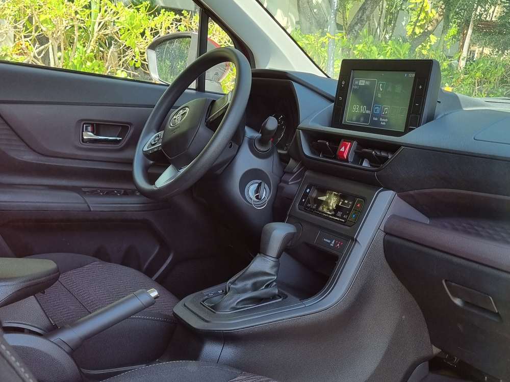 Toyota Avanza interior