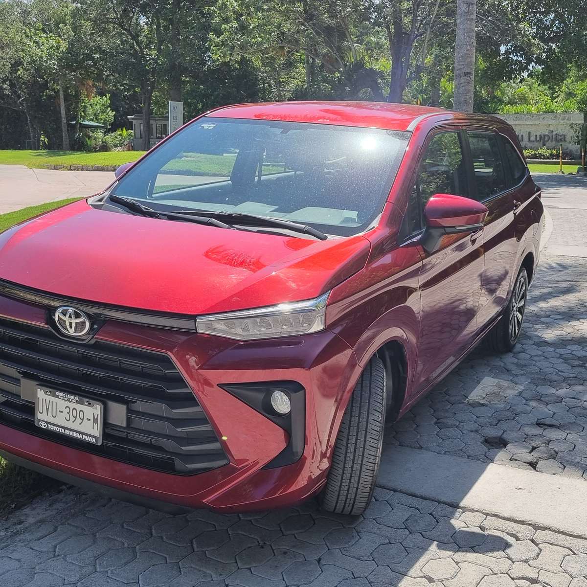 Toyota Avanza, front three-quarter view