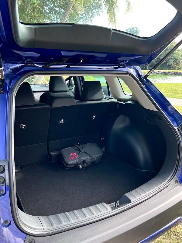 Toyota Corolla Cross, open boot